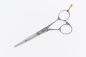 Preview: Mitzaki-Santay500 in 5.0 Zoll, ergonomische formgebung, Japanstahl mit feinem Hohlschliff, beide Schneiden hochglanzpoliert im DGT Verfahren, abschraubbarer Fingerhaken, Lieferung mit Einstellschlüssel und Scherenetui